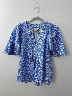 Tuckernuck Women’s Blue Floral Split-Neck Blouse with Flutter Sleeves